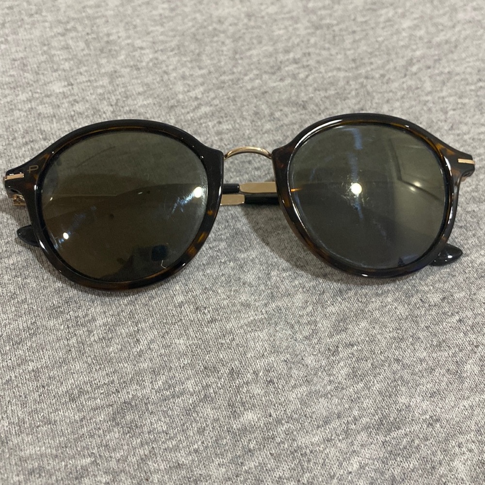 Tortoiseshell woman’s sunglasses